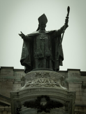 Old Québec Statue Statue of individual, staff in hand and both arms open